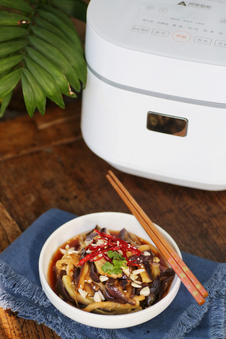 炝拌茄丝的做法，妈妈们学会了吗？