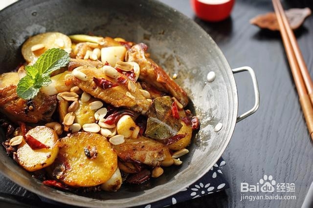 麻辣鸡翅香锅的家常做法