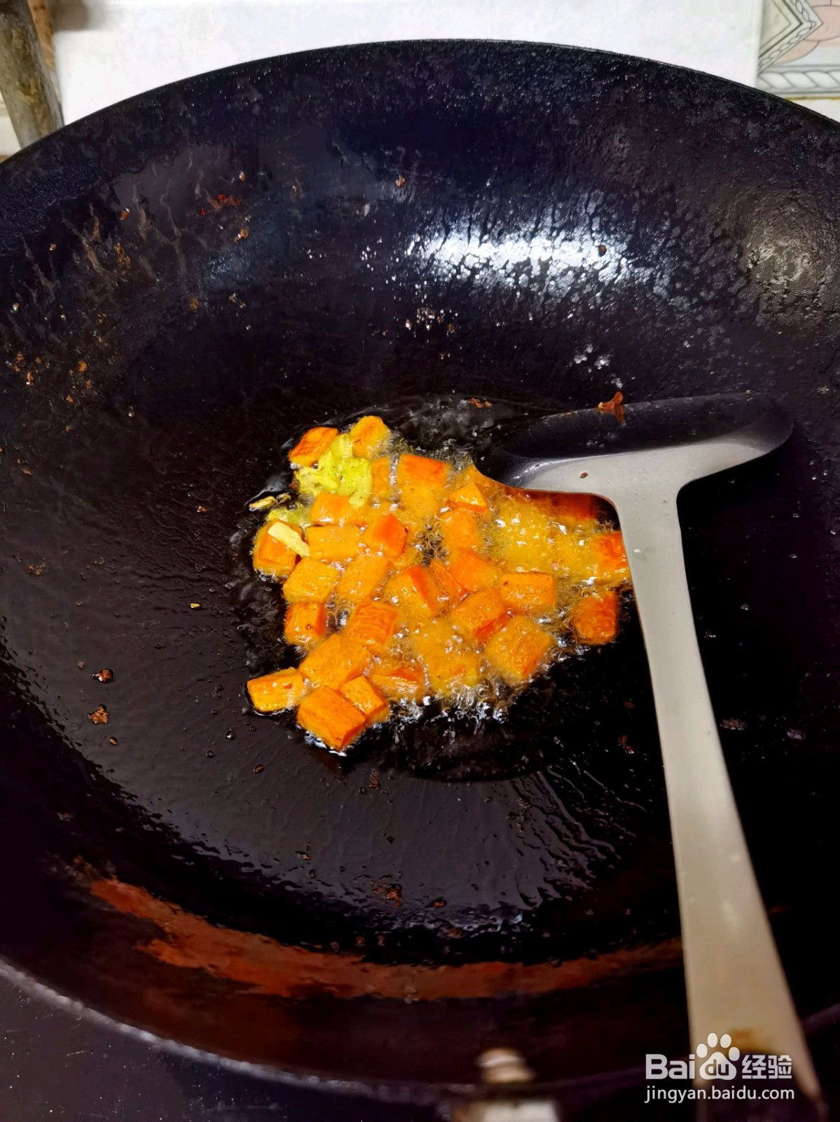 杏鲍菇炒鸡丁的做法