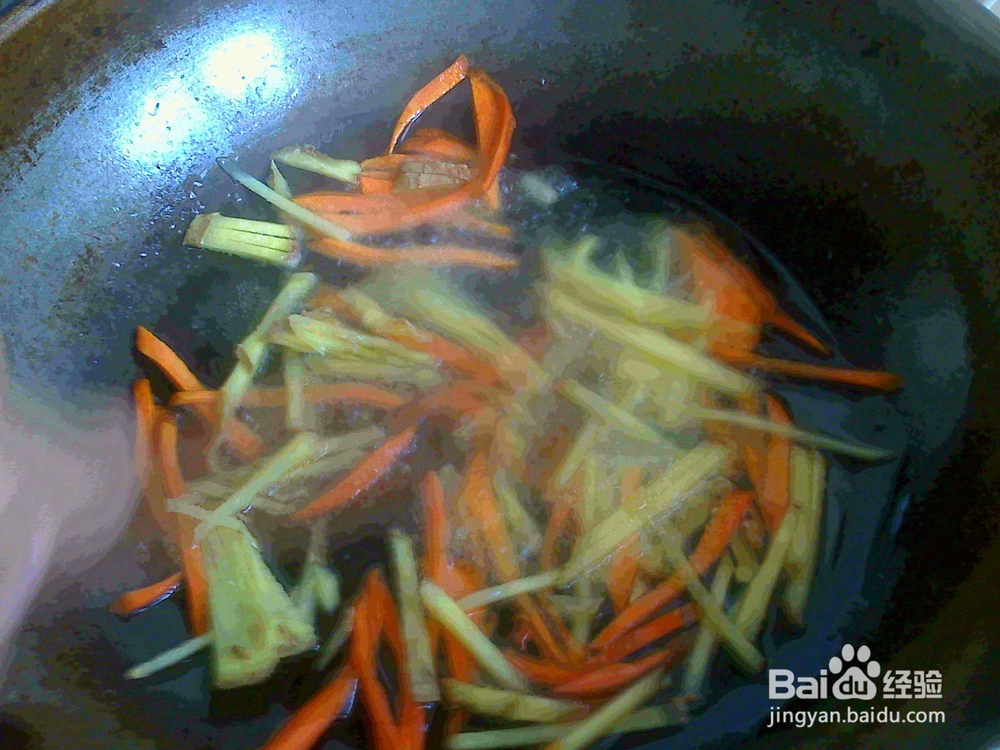 怎样做好西红柿焖梭鱼[姜丝胡萝卜丝西红柿打底]