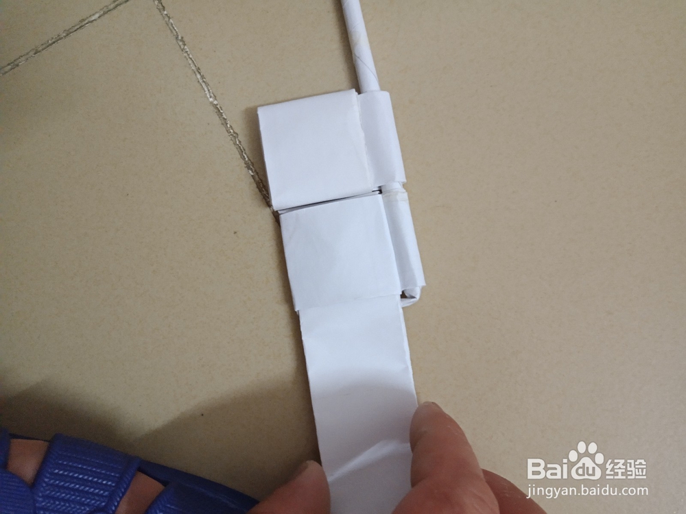 小时的玩具纸手枪