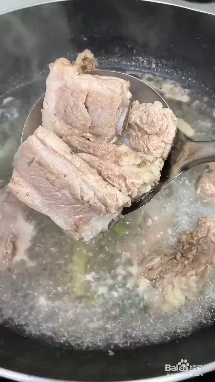 如何在家自制玉米排骨汤