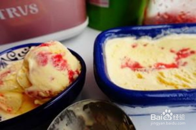 家庭自制香草酸奶油草莓冰淇淋