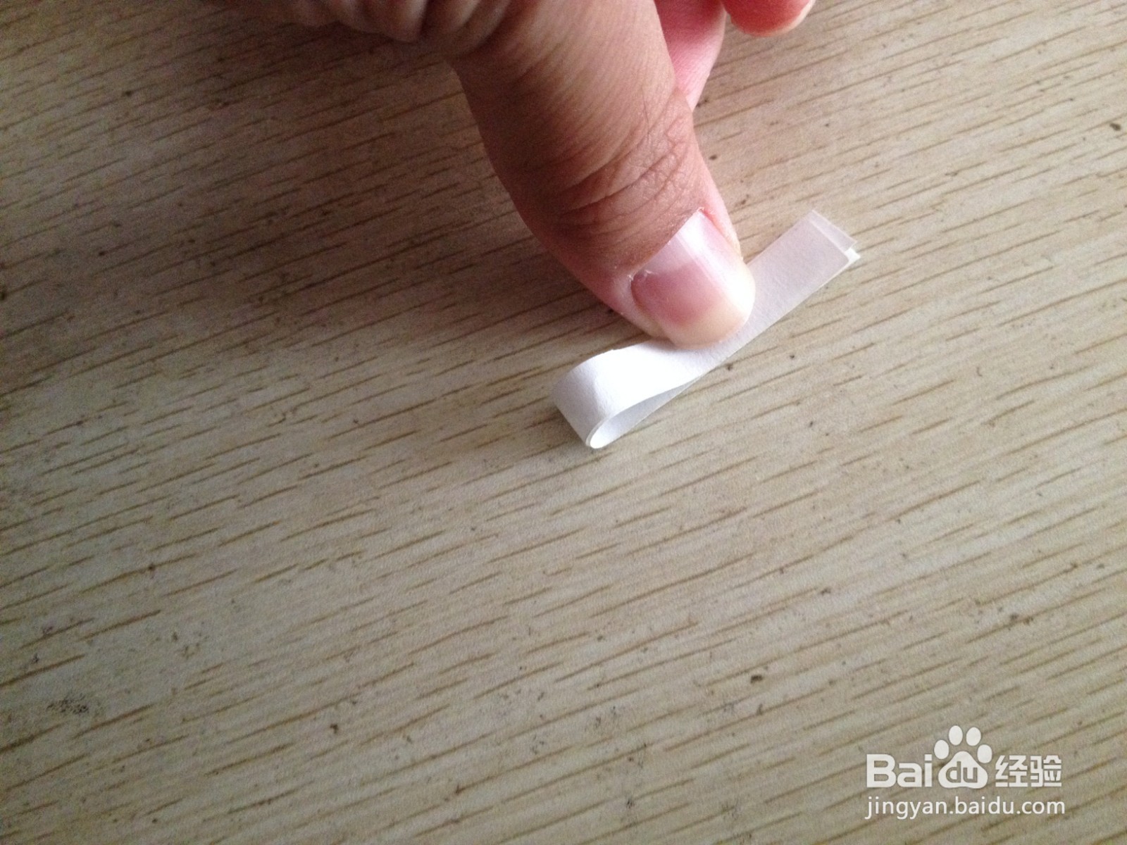 如何用细长的长方形纸条做简易的中性笔的支架