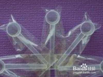 奶罐里找勺子的窍门