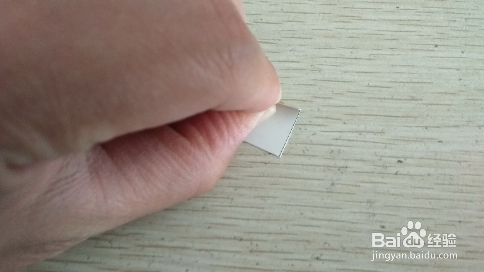 如何用两个正方形硬卡纸做简易的中性笔的支架