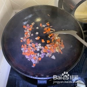 三文鱼炒紫米饭的做法