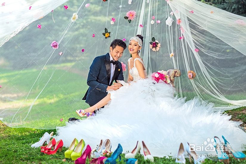 拍婚纱照时彩甲和捧花如何进行颜色搭配