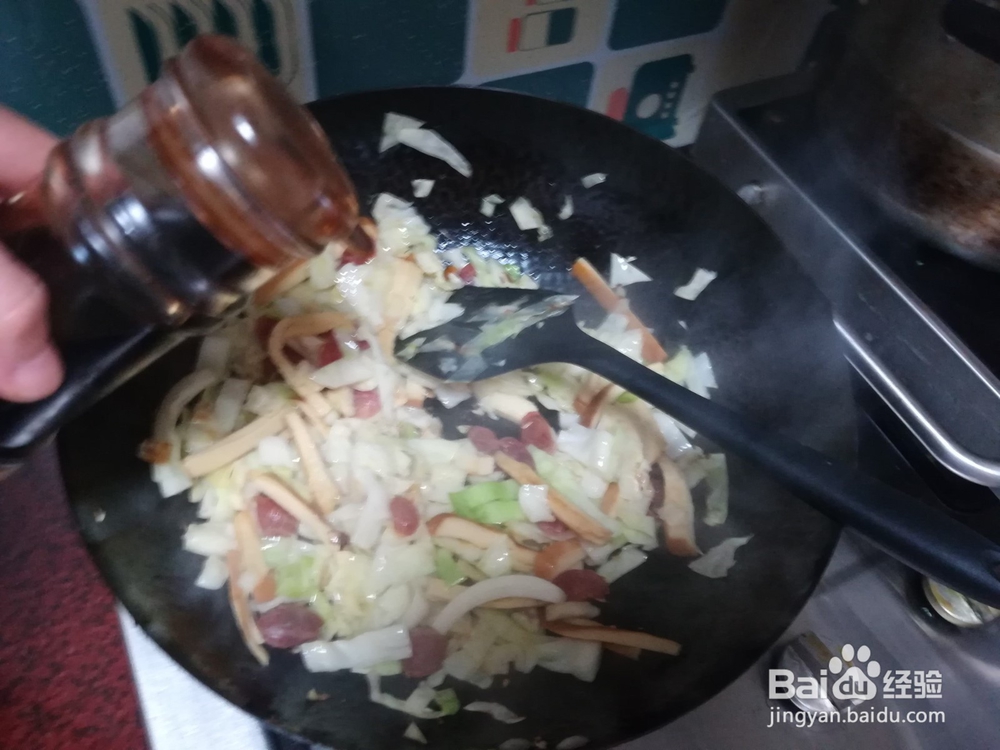 制作美味的腊肠炒椰菜