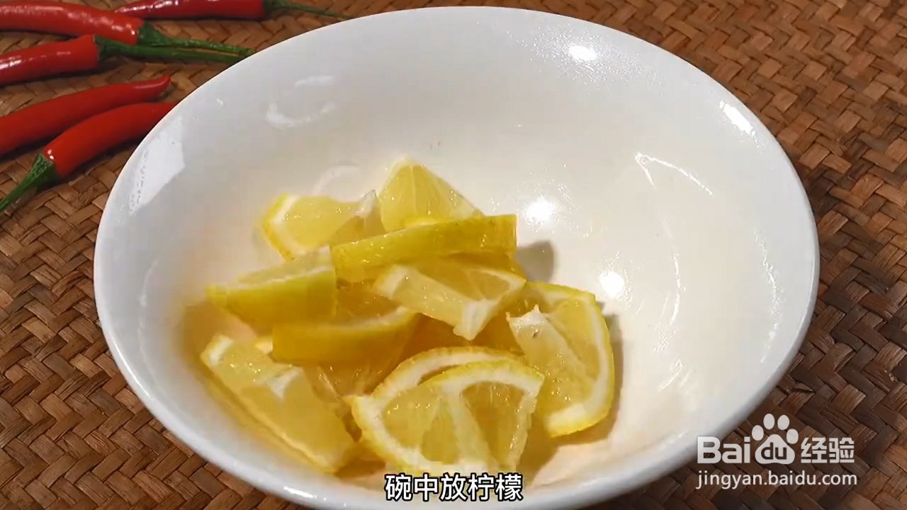 怎样做酸爽滑嫩开胃好吃的柠檬手撕鸡
