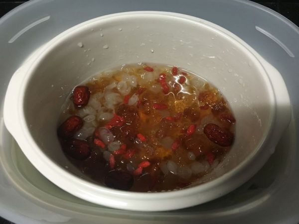 桃胶皂米红枣枸杞羹