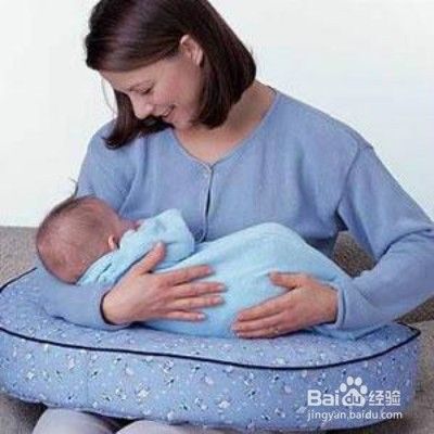怎样给睡着的宝宝拍嗝