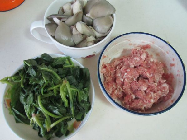 菠菜蘑菇汆丸汤
