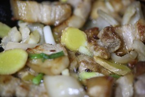 养生食补小野笋香菇焖肉的做法