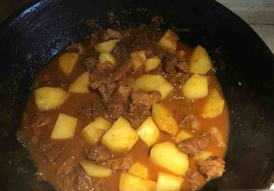 茄子炖土豆和牛肉能一起吃吗
