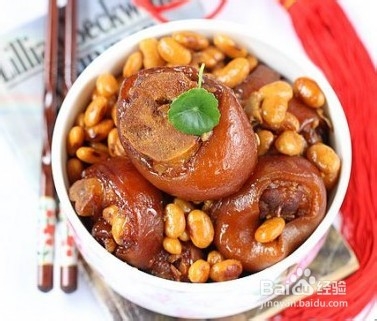 酱色猪蹄炖黄豆