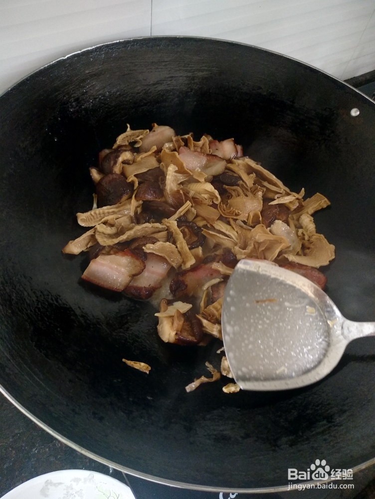 让人流口水的冬菇笋干腊肉