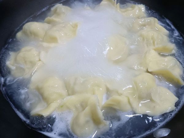 黄瓜鸡蛋虾仁酸汤水饺