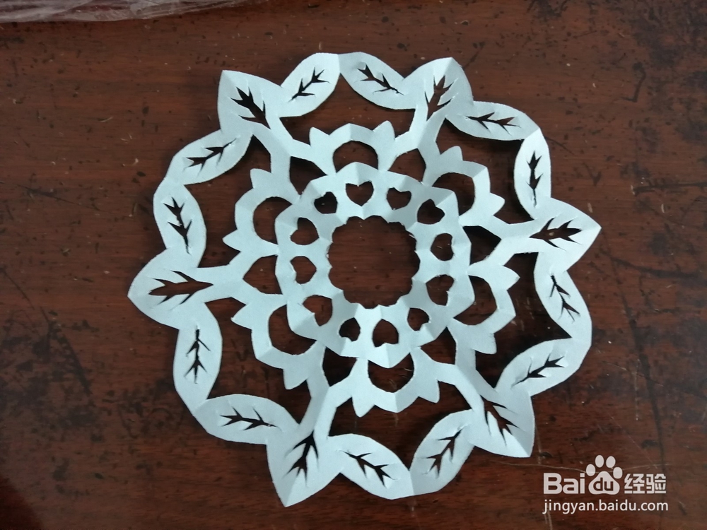 如何剪一幅漂亮的树叶窗花