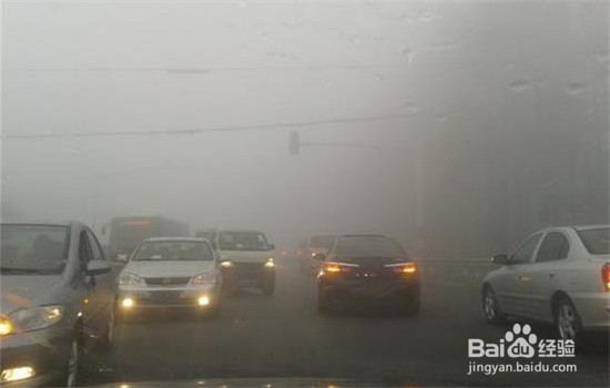 雾霾天气开车时应注意什么