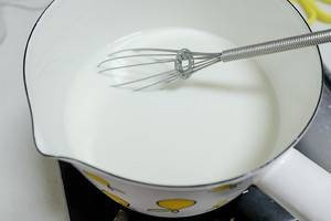 适量方法/步骤 1 纯牛奶和砂糖放入奶锅中,小火加热,搅拌到糖融化