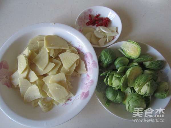 笋片炒抱子甘蓝