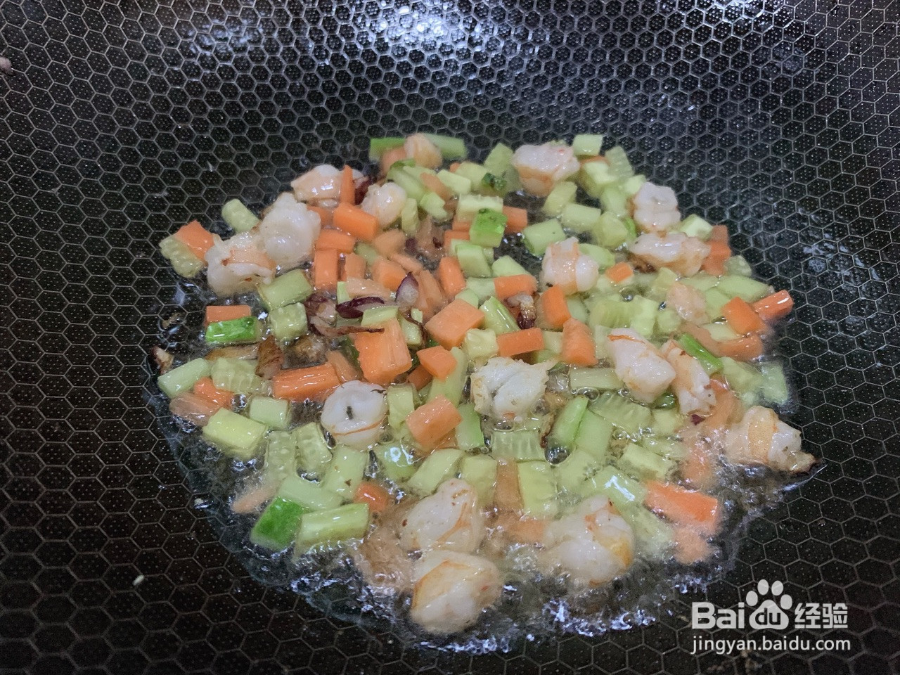 菠萝虾仁炒饭的做法