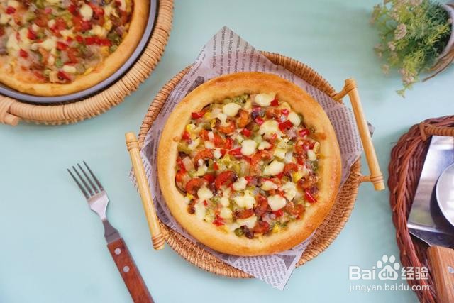 家庭自制小龙虾熏肉彩蔬披萨