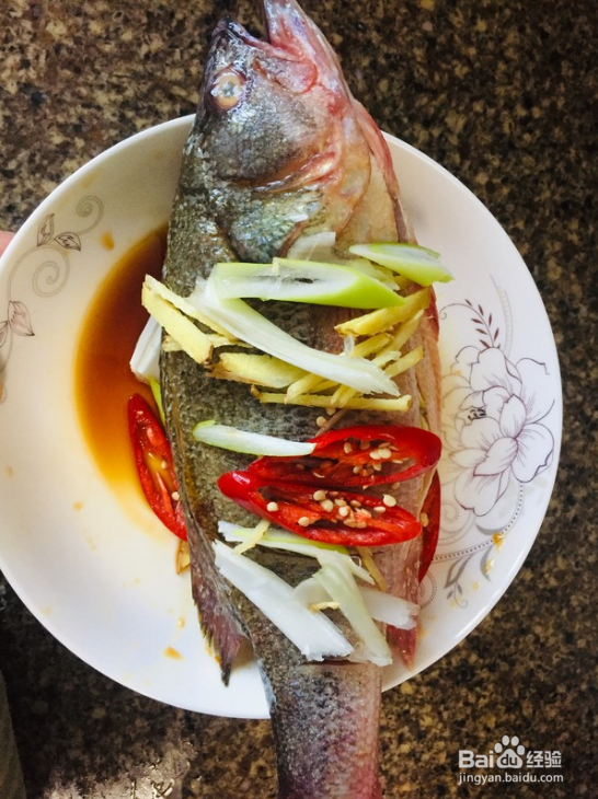 清蒸鲈鱼的家常做法