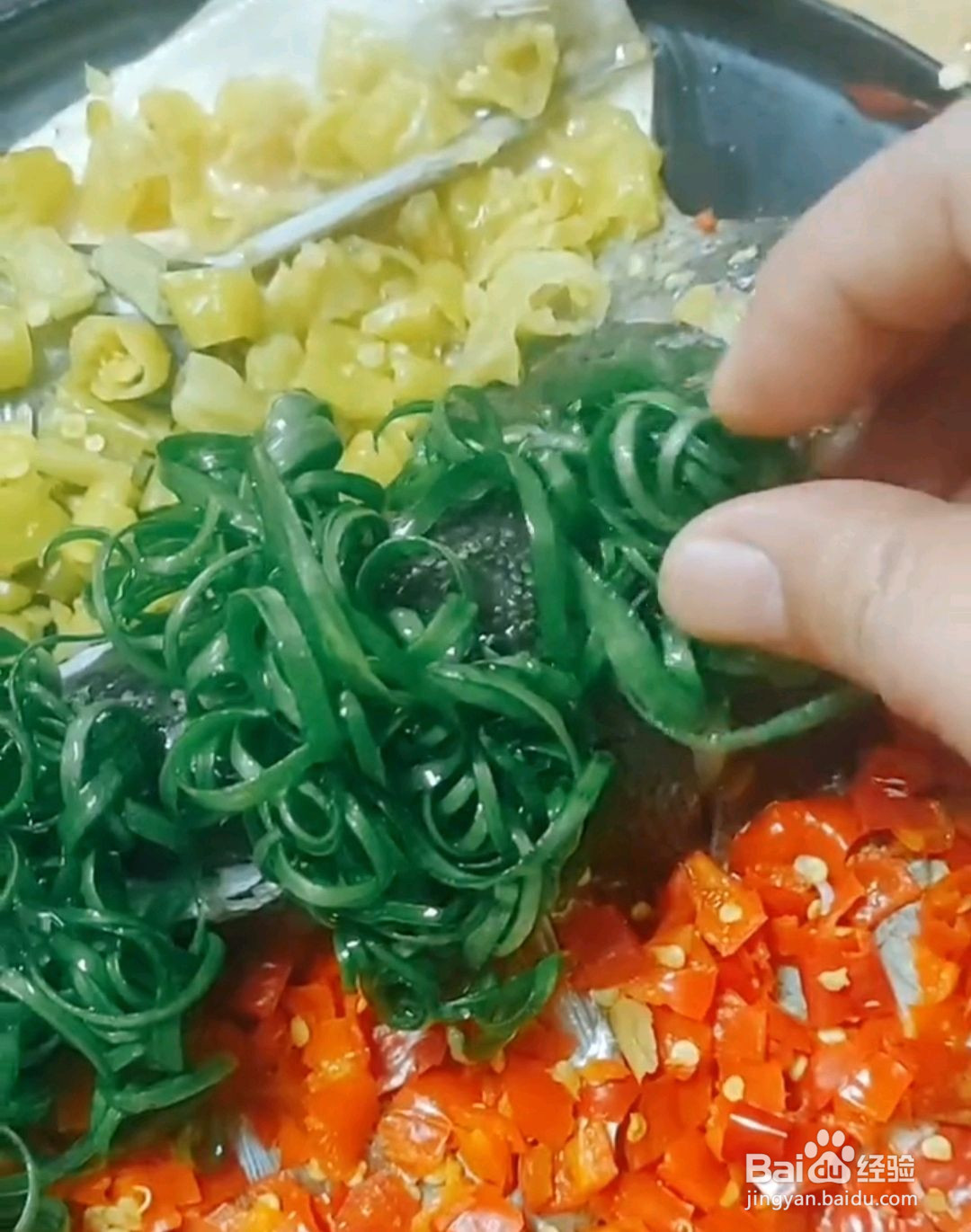 双椒鱼头的做法