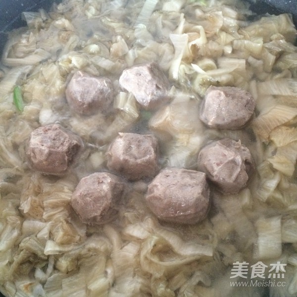 酸菜肉丸煲的做法