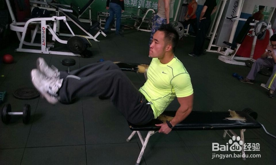 如何安排胸肌和腹肌训练
