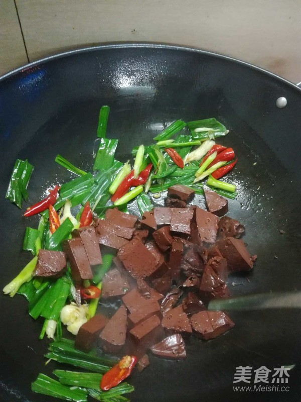 蒜苗炒猪血的做法
