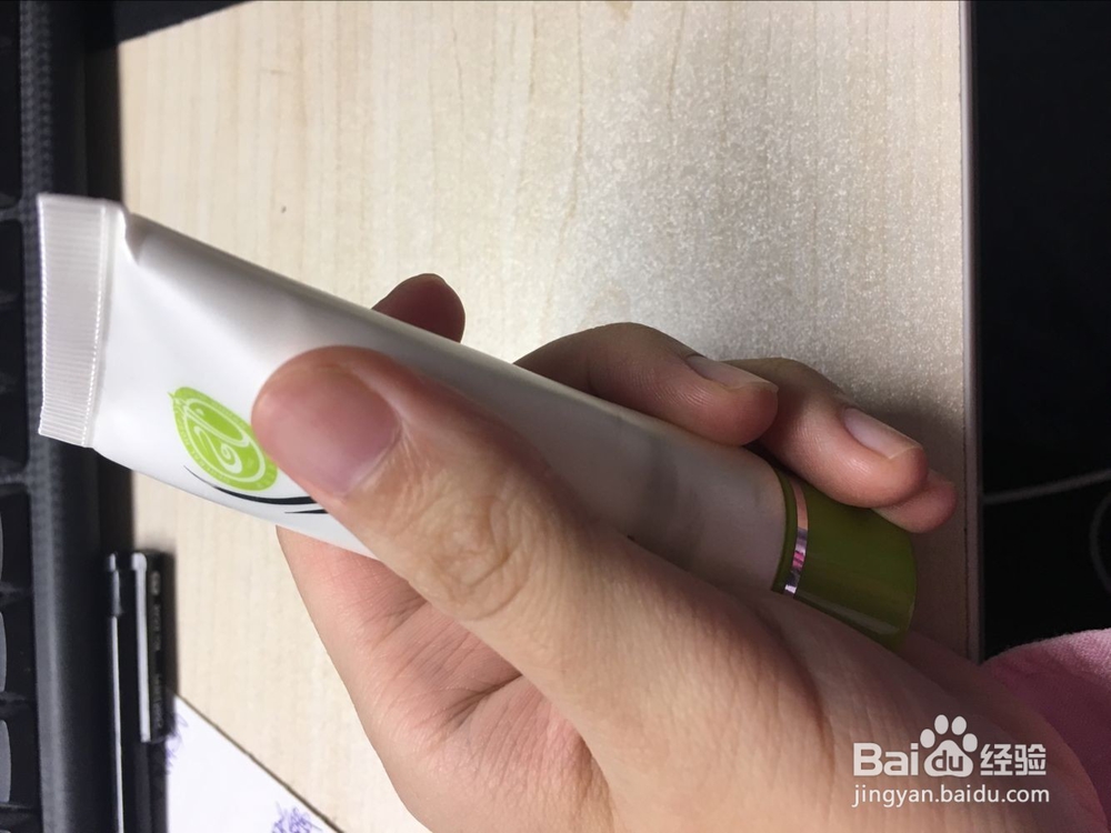护手霜用完了千万别扔!这样用还能再用一周