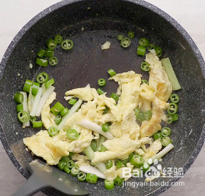 怎样制作酱香浓郁的鸡蛋拌面步骤