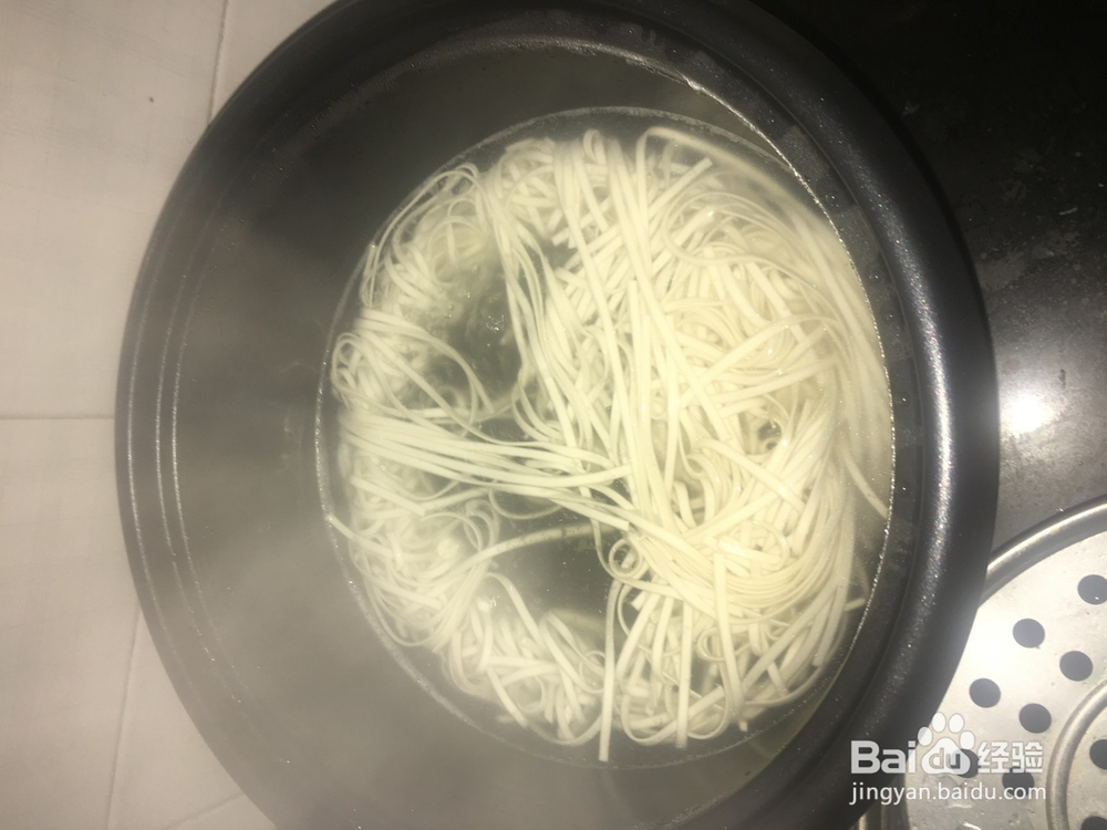 胡萝卜炒金针菇油泼挂面