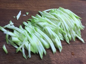 丝瓜鸡蛋面条的做法