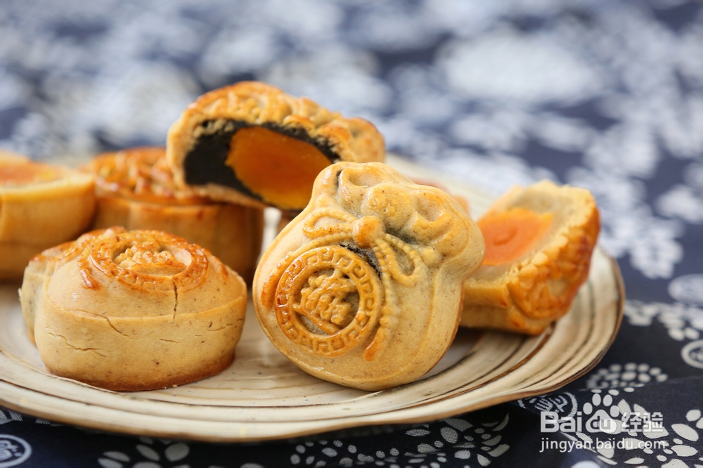 香浓的黑麦黑芝麻蛋黄月饼