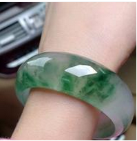 翡翠镯子戴哪只手好