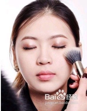 白领丽人如何化淡妆最得体