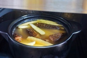 羊肚菌墨鱼排骨汤