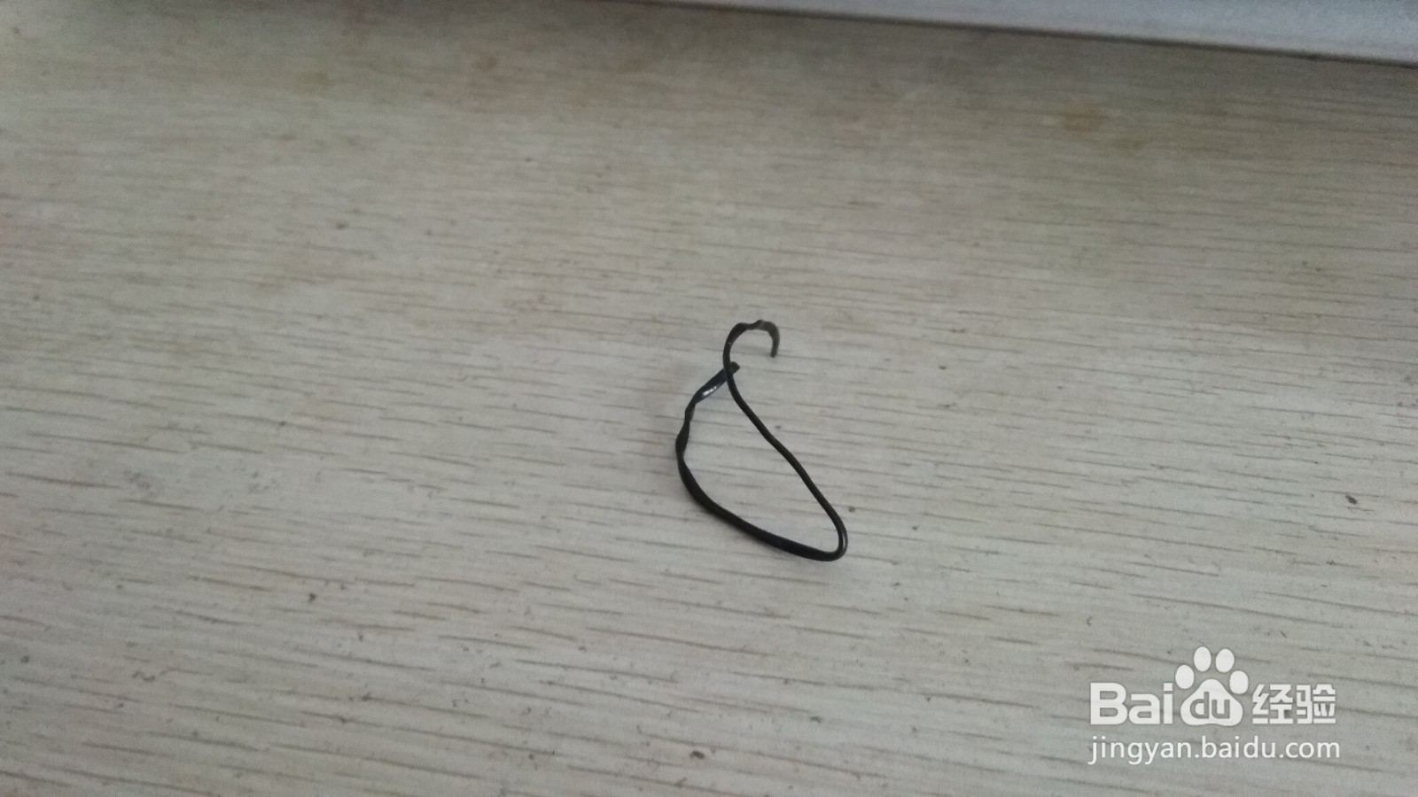 如何用一个数据线绑绳做半圆形的中性笔的支架
