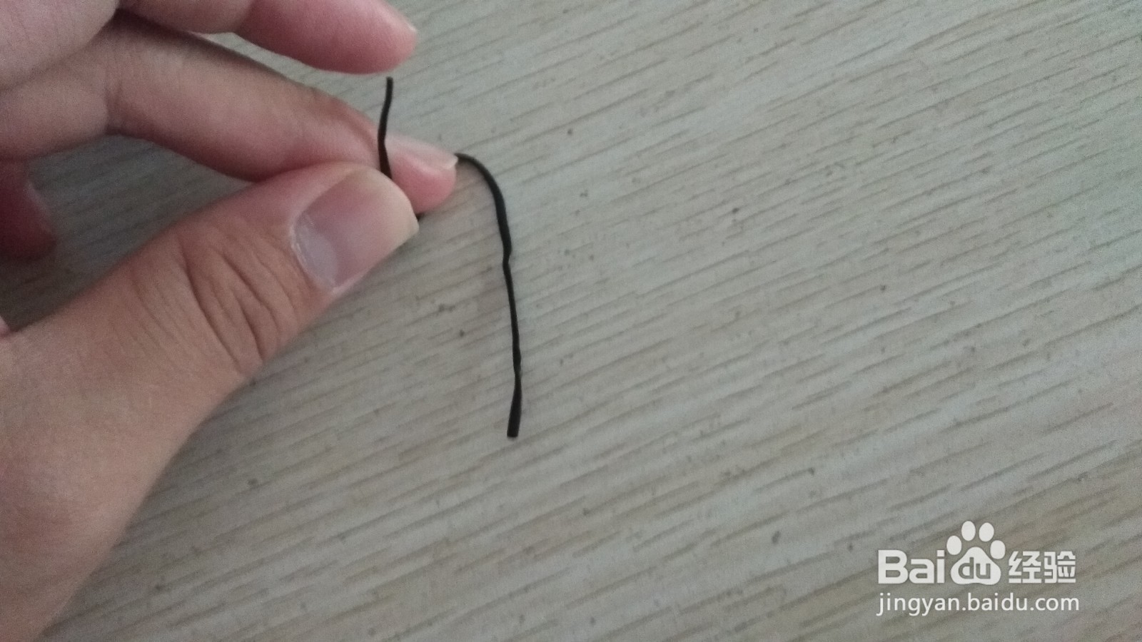 如何用一个数据线绑绳做简易的钢笔的支架
