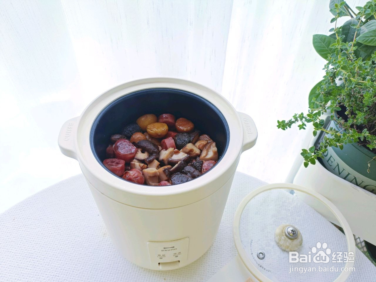 板栗腊肠香菇煲仔饭的做法