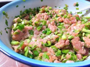 如何制作简单的饺子皮版千层肉饼