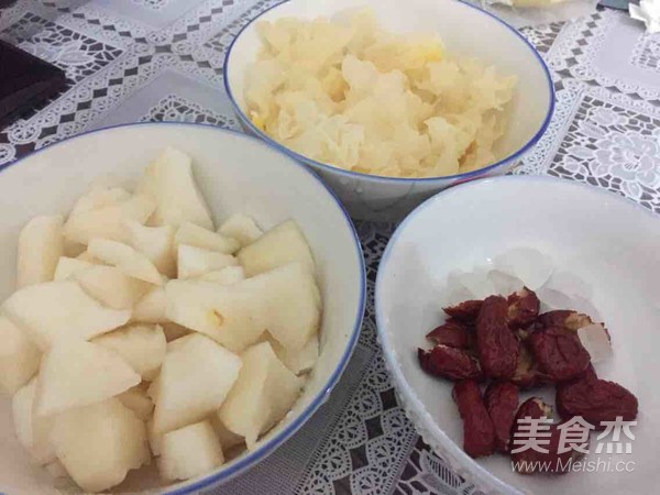 银耳雪梨红枣甜汤