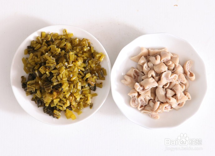 腌菜炒肥肠的做法