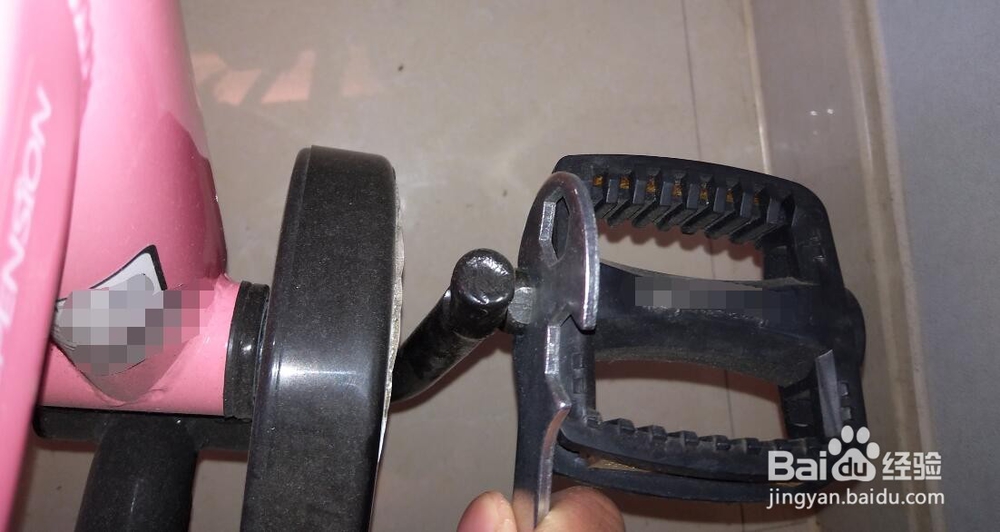 如何安装儿童自行车脚踏板？