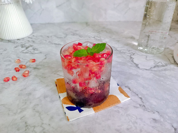 葡萄石榴气泡水