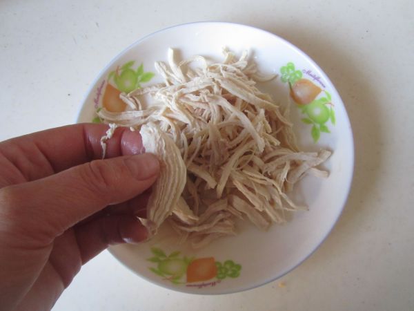 木耳虫草花拌鸡丝